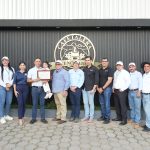 Banpro entrega reconocimiento a cliente destacado en la producción de café de especialidad